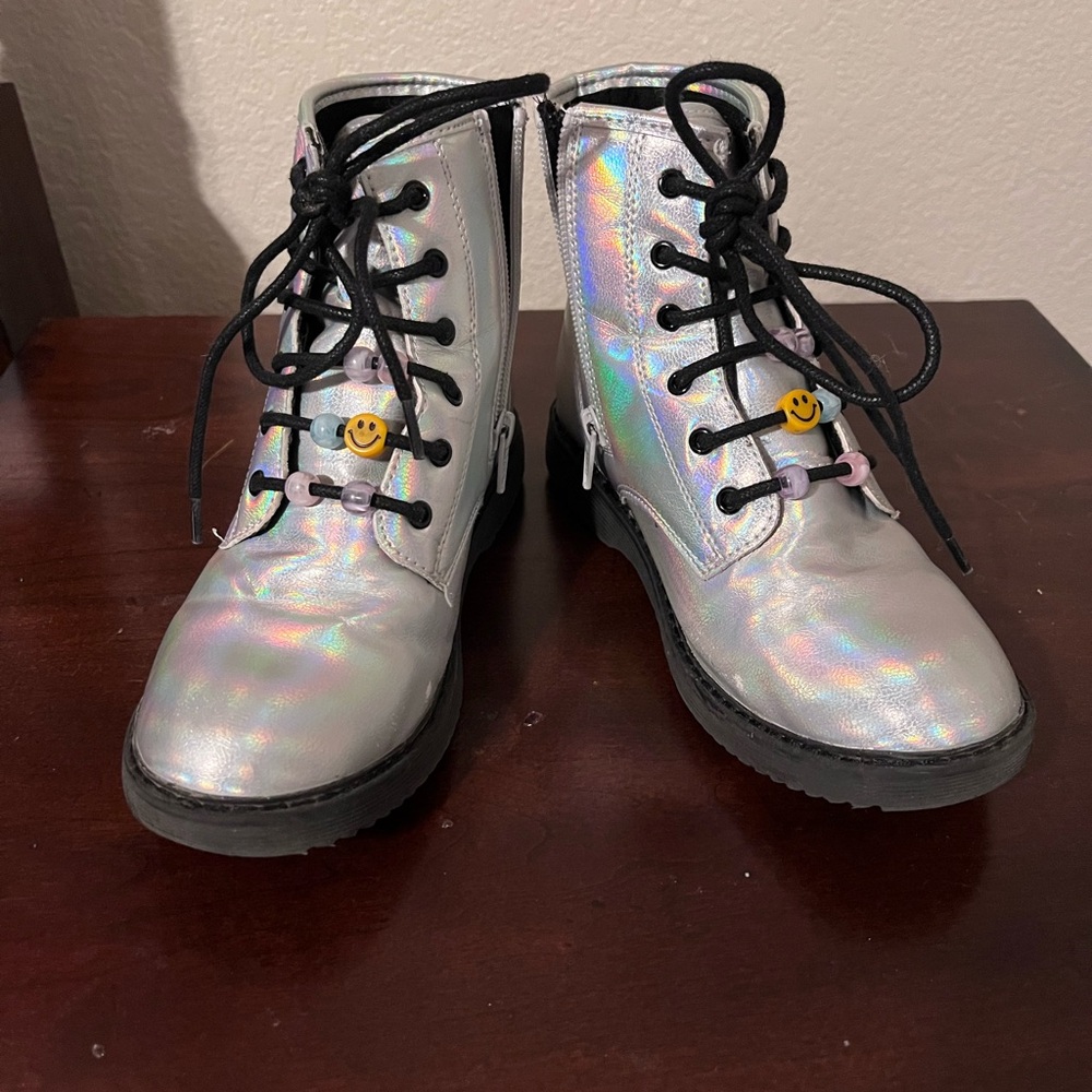 The Children's Place Girl’s Size 3 Shiny Silver Combat Boots with Black Soles